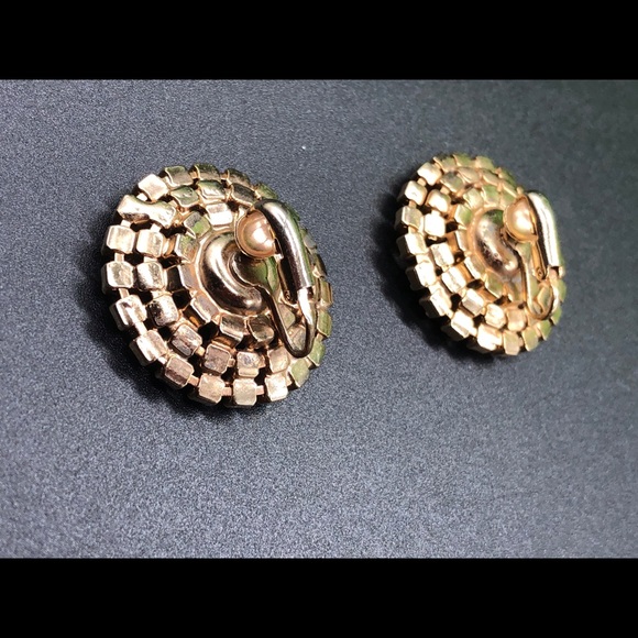 Vintage clip on gold tone cluster earrings - Picture 7 of 8